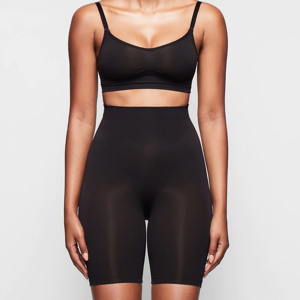 SKIMS Sculpting Short Mid Thigh w/ Open Gusset